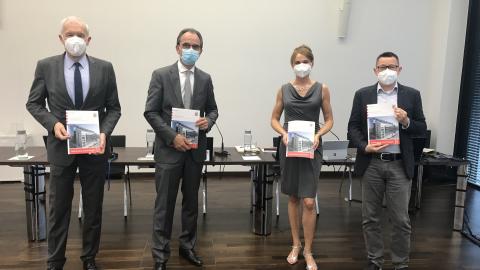 Oberfinanzpräsident Jürgen Roßberg, Finanzminister Michael Boddenberg, Finanzpräsidenten Dr. Susanne Friedrich und Zentralabteilungsleiter Michael Hohmann (Hessisches Finanzministerium) stellten der Jahresbericht 2020 der Oberfinanzdirektion Frankfurt vor. 