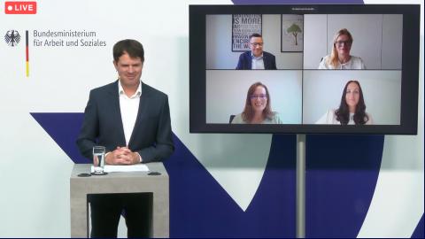 Björn Böhning, Staatssekretär im Bundesministerium für Arbeit und Soziales (links) verleiht das Prädikat an (im Uhrzeigersinn von links oben): Michael Hohmann (Zentralabteilungsleiter im Hessischen Finanzministerium), Sonja Petry (Projektleiterin LBIH), Eva Weskott (Projektleiterin Steuerverwaltung - Finanzämter Groß-Gerau, Michelstadt und Rheingau-Taunus), Carina Oster (Gleichstellungsbeauftragte im Hessischen Finanzministerium).