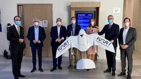 Gruppenbild mit  Hessens Finanzminister Michael Boddenberg, Wirtschaftsminister Tarek Al-Wazir sowie weiteren Beteiligten des Futury Regio Growth Fonds.