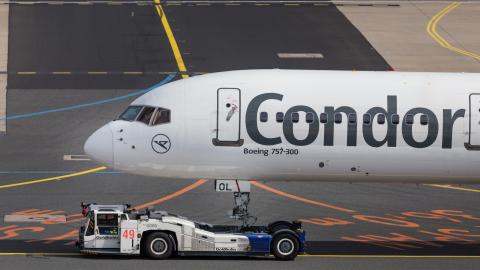 Eine Boeing 757 auf dem Rollfeld.