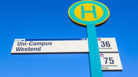 Bushaltestelle am Uni-Campus Westend in Frankfurt.