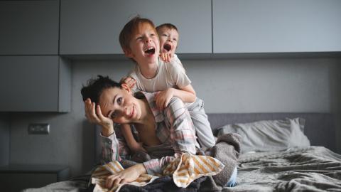 Eine Mutter mit ihren Kindern.