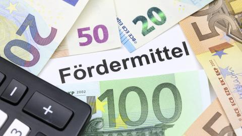 Taschenrechner mit Geldscheinen Taschenrechner mit Geldscheinen