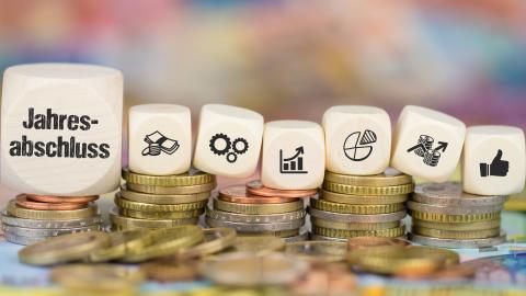 Würfel auf Münzgeld Würfel auf Münzgeld