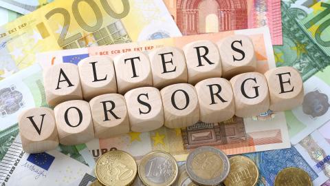 Das Thema Altersvorsorge betrifft alle Bürgerinnen und Bürger. Wir stellen Ihnen Hessens Konzept dazu vor. Geldscheine und Münzen im Bildhintergrund, im Bildvordergrund liegen Würfel mit der Aufschrift "Altersvorsorge".