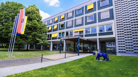 Der Haupteingang zum Hessischen Ministerium der Finanzen in Wiesbaden. Der Haupteingang zum Hessischen Ministerium der Finanzen in Wiesbaden.
