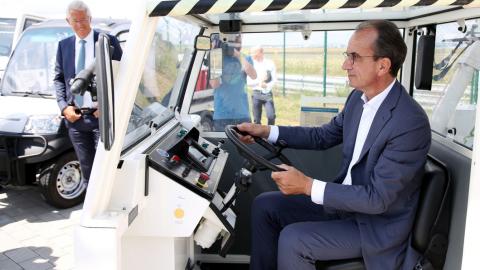 Finanzminister Michael Boddenberg am Steuer eines Gepäckschleppers. Links im Bild: Dr. Stefan Schulte, Vorstandsvorsitzender der Fraport AG.