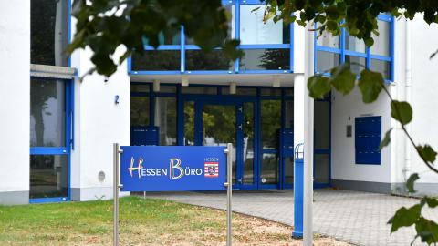In Limburg eröffnete im Rahmen der Strukturreform der Hessischen Steuerverwaltung das erste Hessen-Büro. Das Bild zeigt das Eingangsschild.