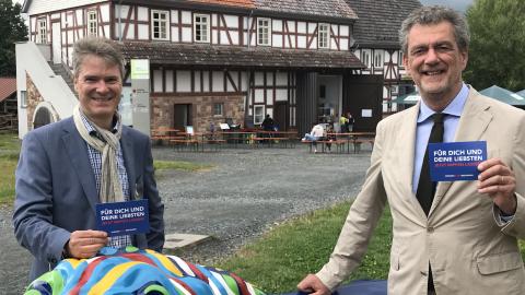 Finanzstaatssekretär Dr. Martin Worms warb im Hessenpark in Neu-Anspach im Namen der Landesregierung bei den Besucherinnen und Besuchern fürs Impfen und regelmäßige Testen. Mit dabei: Museumsleiter Jens Scheller.