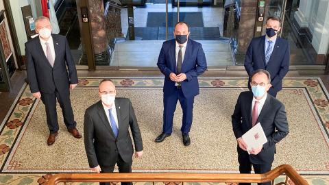 Stellten heute in Wiesbaden die gemeinsame Übereinkunft zwischen der Hessischen Landesregierung und den Kommunalen Spitzenverbänden in Hessen vor: der Präsident des Hessischen Landkreistags, der Landrat des Landkreises Fulda Bernd Woide, Innenminister Peter Beuth, der Präsident des Hessischen Städtetags, Kassels Oberbürgermeister Christian Geselle, Finanzminister Michael Boddenberg und der Präsident des Hessischen Städte- und Gemeindebundes, Bad Vilbels Bürgermeister Dr. Thomas Stöhr.