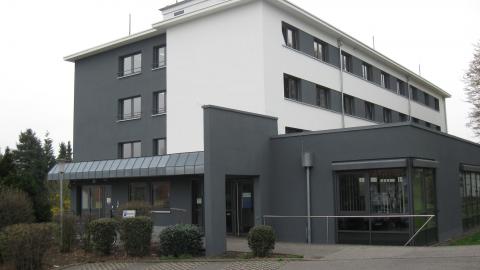 Das Dienstgebäude des Finanzamts Alsfeld-Lauterbach ist eines von vielen Landesgebäuden, die energetisch saniert wurden.