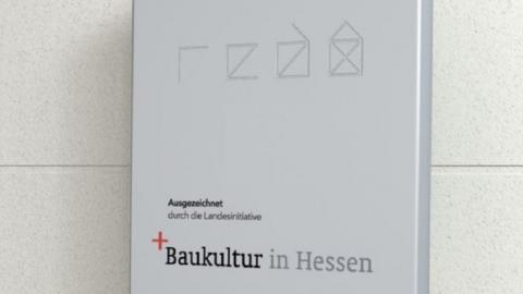 Plakette der Landesinitiative Baukultur in Hessen.