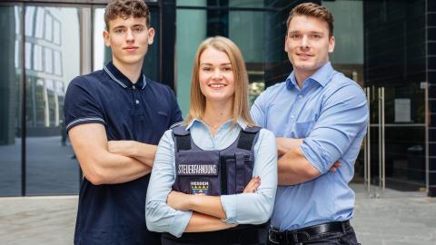 Ohne uns läuft nichts! Das ist das Motto der Hessischen Steuerverwaltung - denn jedes Gemeinwesen benötigt verlässliche Steuereinnahmen, um zu funktionieren. Zu sehen sind zwei Steuerfahnder und eine Steuerfahnderin.