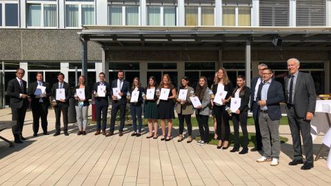 Der Hessische Finanzminister Michael Boddenberg ehrte heute die Jahrgangsbesten der steuerfachlichen Ausbildung der Jahrgänge 2020 und 2021. V.l.n.r. Finanzminister Michael Boddenberg, die Lehrgangsbesten, der Direktor des Studienzentrums, Karl Jennemann, der Zentralabteilungsleiter im Finanzministerium, Michael Hohmann, und Oberfinanzpräsident Jürgen Roßberg.