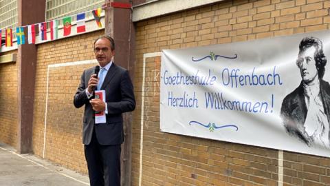 Finanzminister Michael Boddenberg begrüßt die ABC-Schützen sowie ihre Eltern zur Einschulungsfeier an der Goetheschule in Offenbach. 