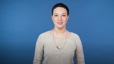 Junge Frau stellt Aufgaben eines Diplom-Finanzwirts vor