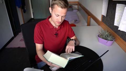 Junger Mann lernt am Schreibtisch