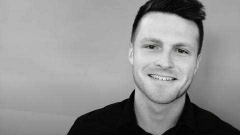 Junger Mann lächelnd, Portraitbild