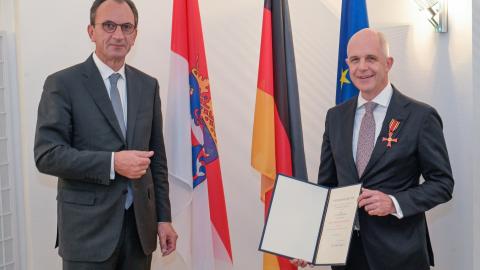 Mit dem Bundesverdienstkreuz am Bande ausgezeichnet: Dr. Markus Johannes Horneber aus Frankfurt, der die Auszeichnung aus den Händen von Hessens Finanzminister Boddenberg erhielt.