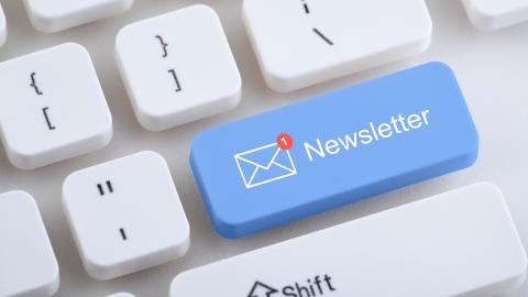 Über unser Formular können Sie sich für den Newsletter des Hessischen Ministeriums der Finanzen anmelden. Eine graue Tastur mit einer einzelnen blauen Taste mit der Aufschrift Newsletter und einem Briefsymbol.