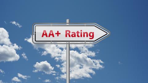 Ein Schild mit der Aufschrift AA+ Rating vor blauem Himmel. Ein Schild mit der Aufschrift AA+ Rating vor blauem Himmel.