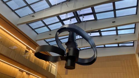 Kunst am Bau - auch im Hessischen Ministerium der Finanzen findet sich ein Beispiel dafür: Das schwebende Kunstwerk „Null“ von Bogomir Ecker im Erweiterungsbau des Ministeriums. Kunst am Bau - auch im Hessischen Ministerium der Finanzen findet sich ein Beispiel dafür: Das schwebende Kunstwerk „Null“ von Bogomir Ecker im Erweiterungsbau des Ministeriums.