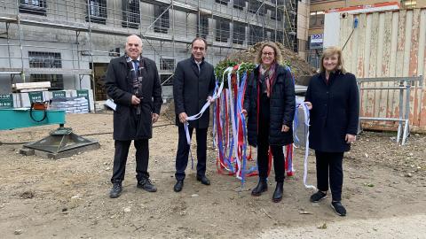 Gruppenfoto vom Richtfest in der Justizvollzugsanstalt Frankfurt III, von links nach rechts: Thomas Platte (Direktor des Landesbetriebs Bau und Immobilien Hessen), Finanzminister Michael Boddenberg, Nora Stang-Albrecht (Leiterin der JVA Frankfurt III) und Justizministerin Eva Kühne-Hörmann. Gruppenfoto vom Richtfest in der Justizvollzugsanstalt Frankfurt III, von links nach rechts: Thomas Platte (Direktor des Landesbetriebs Bau und Immobilien Hessen), Finanzminister Michael Boddenberg, Nora Stang-Albrecht (Leiterin der JVA Frankfurt III) und Justizministerin Eva Kühne-Hörmann.