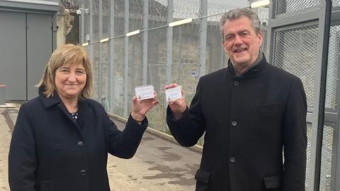 Hessens Justizministerin Eva Kühne-Hörmann und Finanzstaatssekretär Dr. Martin Worms besichtigen die Baustelle für die Grundsanierung der Justizvollzugsanstalt Kassel I . Hessens Justizministerin Eva Kühne-Hörmann und Finanzstaatssekretär Dr. Martin Worms halten ihre Besucherausweise für die Baustellenbesichtigung in der Justizvollzugsanstalt Kassel I in die Höhe.