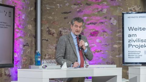 Grußwort von Hessens Finanzstaatssekretär Dr. Martin Worms. Hessens Finanzstaatssekretär Dr. Martin Worms begrüßt die Teilnehmerinnen und Teilnehmer der Auszeichnung.