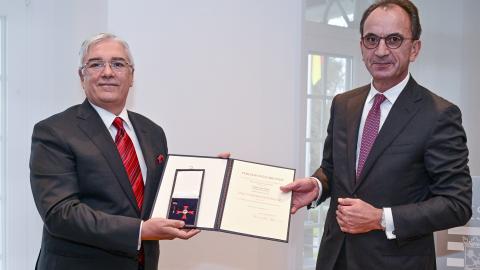 Überdurchschnittliches Engagement in wirtschaftlichen und gesellschaftlichen Beziehungen zwischen Deutschland und Italien zeichnen Professor Emanuelle Gatti aus. Hessens Finanzminister Michael Boddenberg überreichte heute die Auszeichnung des Bundespräsidenten im Rahmen einer Feierstunde in Wiesbaden.