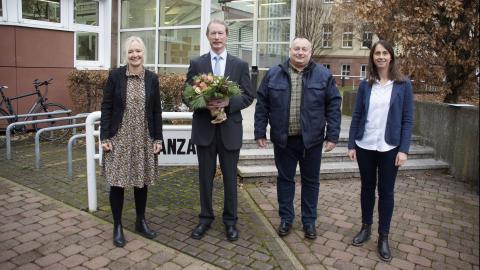 Die beiden Geschäftsstellenleiterinnen Natascha Näther (links) und Stephanie Blieder (rechts) sowie der Personalratsvorsitzende Steffen Lerch begrüßen den neuen Amtsleiter Herrn Reiner Wagner.  Die beiden Geschäftsstellenleiterinnen Natascha Näther (links) und Stephanie Blieder (rechts) sowie der Personalratsvorsitzende Steffen Lerch begrüßen den neuen Amtsleiter Herrn Reiner Wagner.