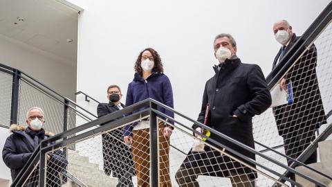 Im Foyer des THM-Gebäudes C11 (von links nach rechts): Vizepräsident Prof. Dr. Dirk Metzger, Oberbürgermeister Frank-Tilo Becher, Wissenschaftsministerin Angela Dorn, Finanzstaatssekretär Dr. Martin Worms und LBIH-Direktor Thomas Platte. Im Foyer des THM-Gebäudes C11: Vizepräsident Prof. Dr. Dirk Metzger, Oberbürgermeister Frank-Tilo Becher, Wissenschaftsministerin Angela Dorn, Finanzstaatssekretär Dr. Martin Worms und LBIH-Direktor Thomas Platte.