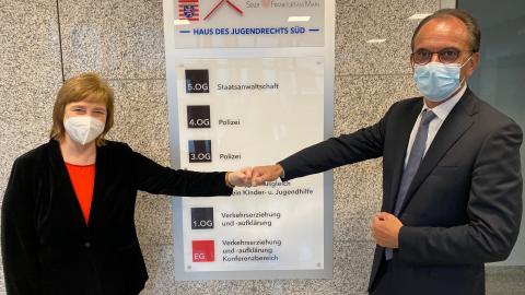 Bildbeschreibung (v. l. n. r.): Justizministerin Eva Kühne-Hörmann mit Finanzminister Michael Boddenberg Bildbeschreibung (v. l. n. r.): Justizministerin Eva Kühne-Hörmann mit Finanzminister Michael Boddenberg