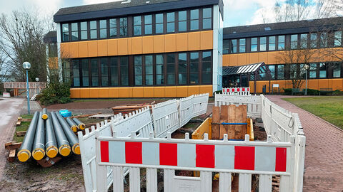 Damit später die Fernwärmeversorgung zuverlässig erfolgen kann, müssen an der Hochschule RheinMain in Wiesbaden zunächst die erforderlichen Leitungen dafür verlegt werden. Im Bild ist die entsprechende Baustelle zu sehen. 