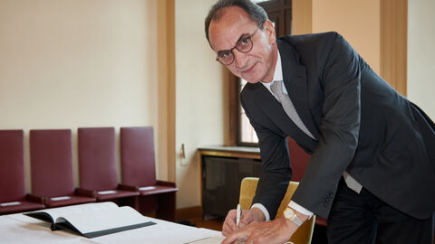 Hessens Finanzminister Michael Boddenberg unterzeichnet die Vereinbarung.