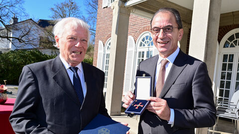 Dr. Ing. Hans-Hartwig Loewenstein (links) erhält das Verdienstkreuz 1. Klasse aus den Händen von Hessens Finanzminister Michael Boddenberg