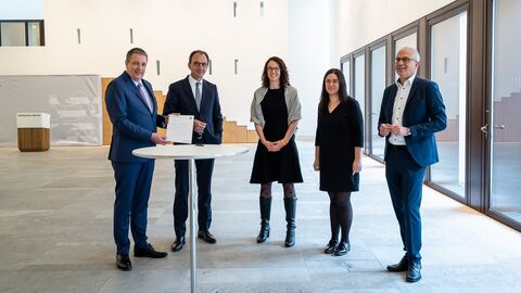 Unterzeichnung der Absichtserklärung zum künftigen Greentech-Park Fluxum in Gernsheim mit Hessens Wissenschaftsministerin Angela Dorn, Finanzminister Michael Boddenberg und Wirtschaftsminister Tarek Al-Wazir.