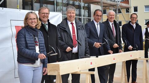 Zu sehen sind (v.l.n.r.): Petra Zellner (stv. LBIH-Direktorin), Finanzamtsvorsteher Thomas Hesse, Dr. Ralph Knist (stv. Vorstandsvorsitzender der Dr. Helmut Greve Bau- und Boden-AG), Hessens Finanzminister Michael Boddenberg, Oberfinanzpräsident Jürgen Roßberg, Fuldas Stadtbaurat Daniel Schreiber. Zu sehen sind: Petra Zellner, Finanzamtsvorsteher Thomas Hesse, Dr. Ralph Knist, Finanzminister Michael Boddenberg, Oberfinanzpräsident Jürgen Roßberg und Fuldas Stadtbaurat Daniel Schreiber.