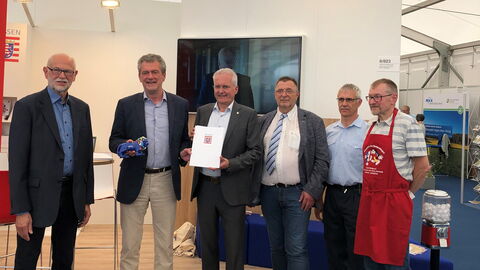 Otmar Müller, Ortsvorsteher von Hesseldorf, Staatssekretär Dr. Martin Worms, Bürgermeister Andreas Weiher, Erster Stadtrat Günter Höhn, stellvertretender Stadtbrandinspektor Otfried Werth und Stadtrat Günter Gärtner bei der Übergabe des Förderbescheids.