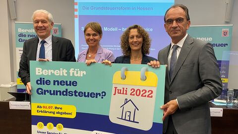 v. l. n. r. Oberfinanzpräsident Jürgen Roßberg, die Finanzpräsidentinnen Dr. Susanne Friedrich und Konstanze Bepperling sowie Hessens Finanzminister Michael Boddenberg Zu sehen sind von links nach rechts Oberfinanzpräsident Jürgen Roßberg, die Finanzpräsidentinnen Dr. Susanne Friedrich und Konstanze Bepperling sowie Hessens Finanzminister Michael Boddenberg, die ein Plakat zur neuen Grundsteuer präsentieren.