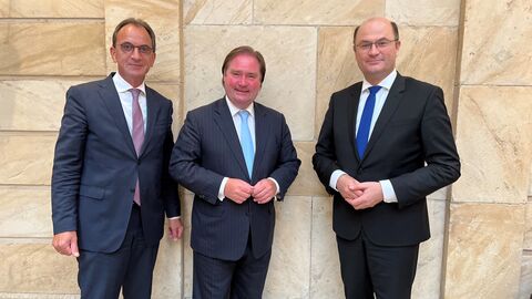 Zu sehen sind von links nach rechts die Finanzminister Michael Boddenberg (Hessen), Lutz Lienenkämper (Nordrhein-Westfalen) und Albert Füracker (Bayern). Zu sehen sind von links nach rechts die Finanzminister Michael Boddenberg (Hessen), Lutz Lienenkämper (Nordrhein-Westfalen) und Albert Füracker (Bayern).