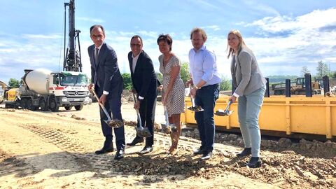 Personen auf dem Bild: Michael Boddenberg (Minister), Thorsten Eberhard (Bürgermeister Nidda), Lucia Puttrich (MdL & Ministerin für Bundes- und Europaangelegenheiten), Daniel Beitlich (GF Revikon GmbH), Christine Putzo (Vorsteherin Finanzamt Nidda) Gruppenfoto von der Grundsteinlegung zum Neubau des Finanzamts Nidda, Personen auf dem Bild: Michael Boddenberg (Minister), Thorsten Eberhard (Bürgermeister Nidda), Lucia Puttrich (MdL & Ministerin für Bundes- und Europaangelegenheiten), Daniel Beitlich (GF Revikon GmbH), Christine Putzo (Vorsteherin Finanzamt Nidda)