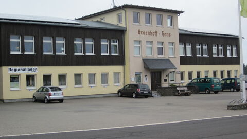 Die Aufnahme zeigt die Vorderseite des Gebäudekomplexes auf dem Groenhoff-Areal.