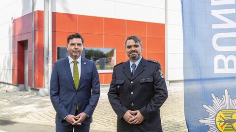 Finanzpräsident Markus Offermann mit dem zuständigen Polizeidirektor Dr. Alexander Hofsommer bei der Schlüsselübergabe. 