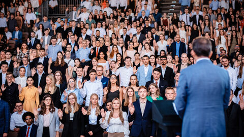 Gänsehautmoment in Bad Hersfeld: Finanzminister Michael Boddenberg vereidigt feierlich die Anwärterinnen und Anwärter für die Hessische Steuerverwaltung. Finanzminister Michael Boddenberg vereidigt feierlich die Anwärterinnen und Anwärter für die Hessische Steuerverwaltung.
