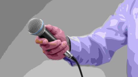 Eine Person hält ein Mikrofon. Das Bild wurde mit einem kontrastreichen Effekt versehen.