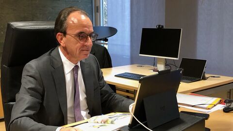 Finanzminister Michael Boddenberg liest an seinem Schreibtisch aus einem Kinderbuch vor.