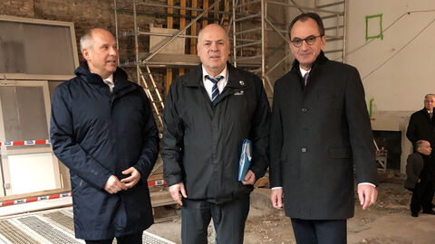 Hessens Justizminister Professor Dr. Roman Poseck, LBIH-Direktor Thomas Platte und Finanzminister Michael Boddenberg vor Ort bei der Besichtigung der Baustelle.