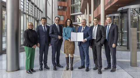 Zu sehen sind: Susanne Kraus (Kanzlerin Uni Gießen), Prof. Dr. Thomas Nauss (Präsident Uni Marburg), die Minister Michael Boddenberg und Angela Dorn, Prof. Dr. Tobias Kaltenbach (Rhön-Klinikum, Vorstandsvorsitzender), Prof. Dr. Werner Seeger und Dr. Gunther K. Weiß (beide UKGM).