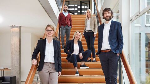 Fünf Führungskräfte stehen und sitzen auf der Eingangstreppe im Hessischen Ministerium der Finanzen. Fünf Führungskräfte stehen und sitzen auf der Eingangstreppe im Hessischen Ministerium der Finanzen.